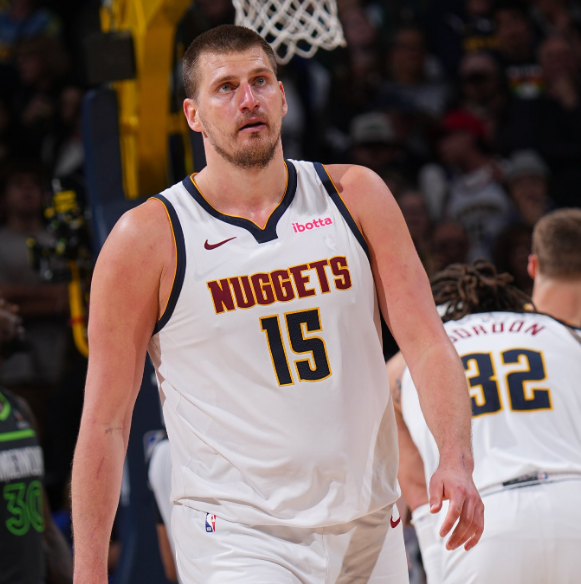 决胜时刻的关键攻防！湖人深陷两难，东契奇成为决定性因素.